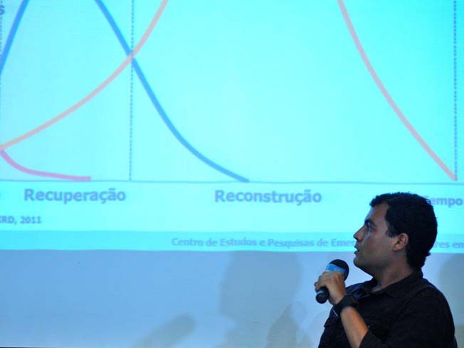 O pesquisador Mariano Andrade da Silva fala no evento sobre o desastre da Vale em Brumadinho
