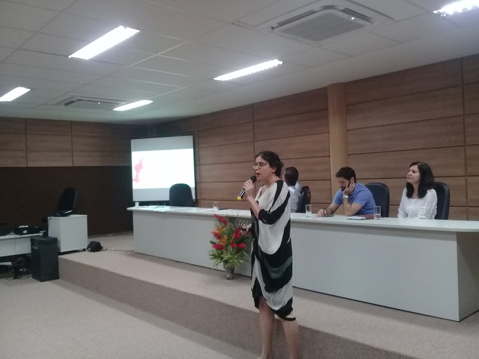 A pesquisadora Patrícia Feitosa apresenta o Monitor de Saúde do Semiárido no seminário Mudanças Climáticas, Desastres relacionados à Água e Saúde (Bahia)