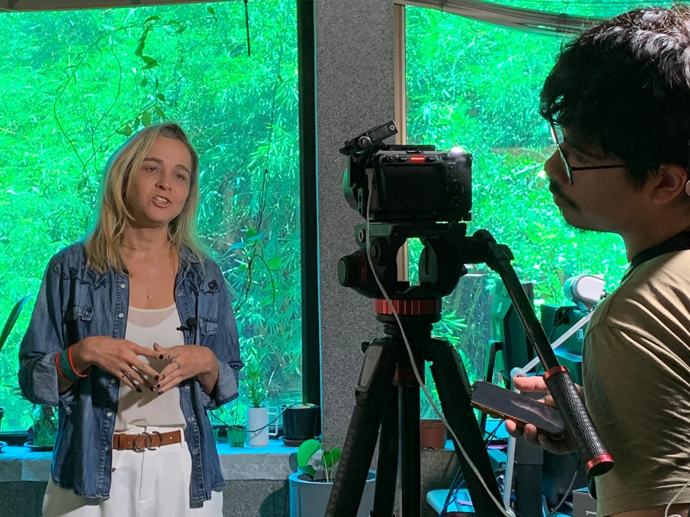 Renata Gracie participa de gravação para vídeo sobre mulheres cientistas