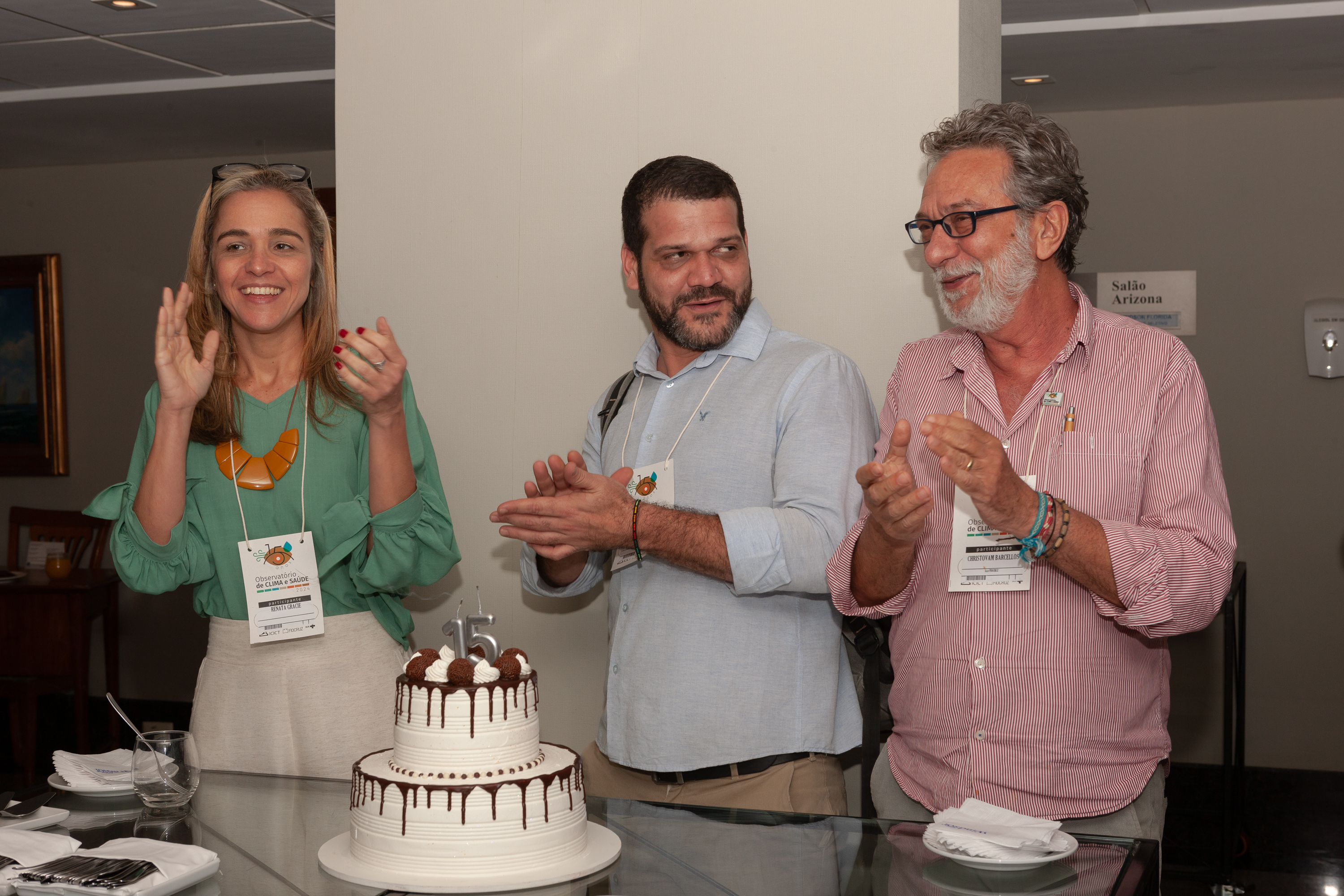 Coordenadores do Observatório cantam parabéns