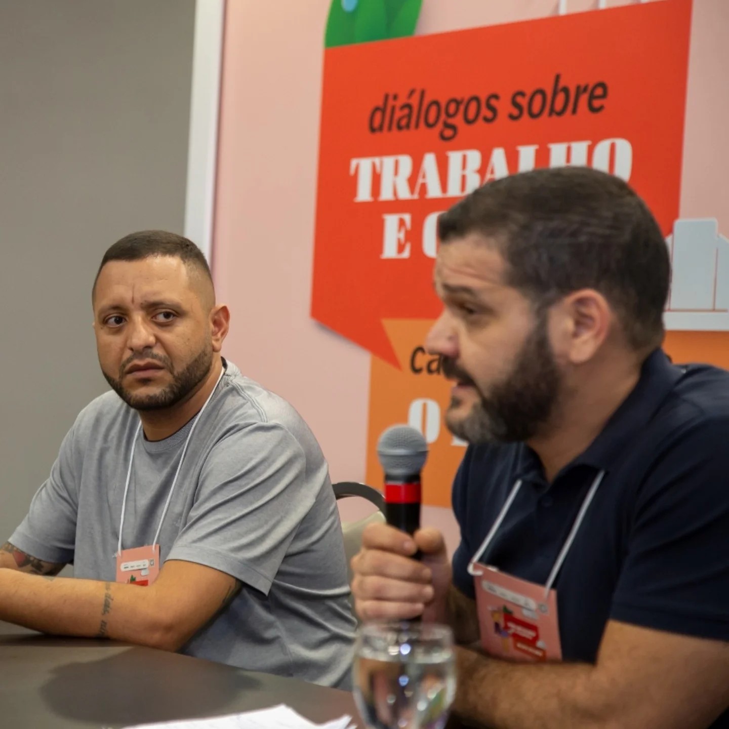 Diego Xavier fala durante evento, com Jhonatan Silva Moura, do Siemaco Guarulhos, ao fundo