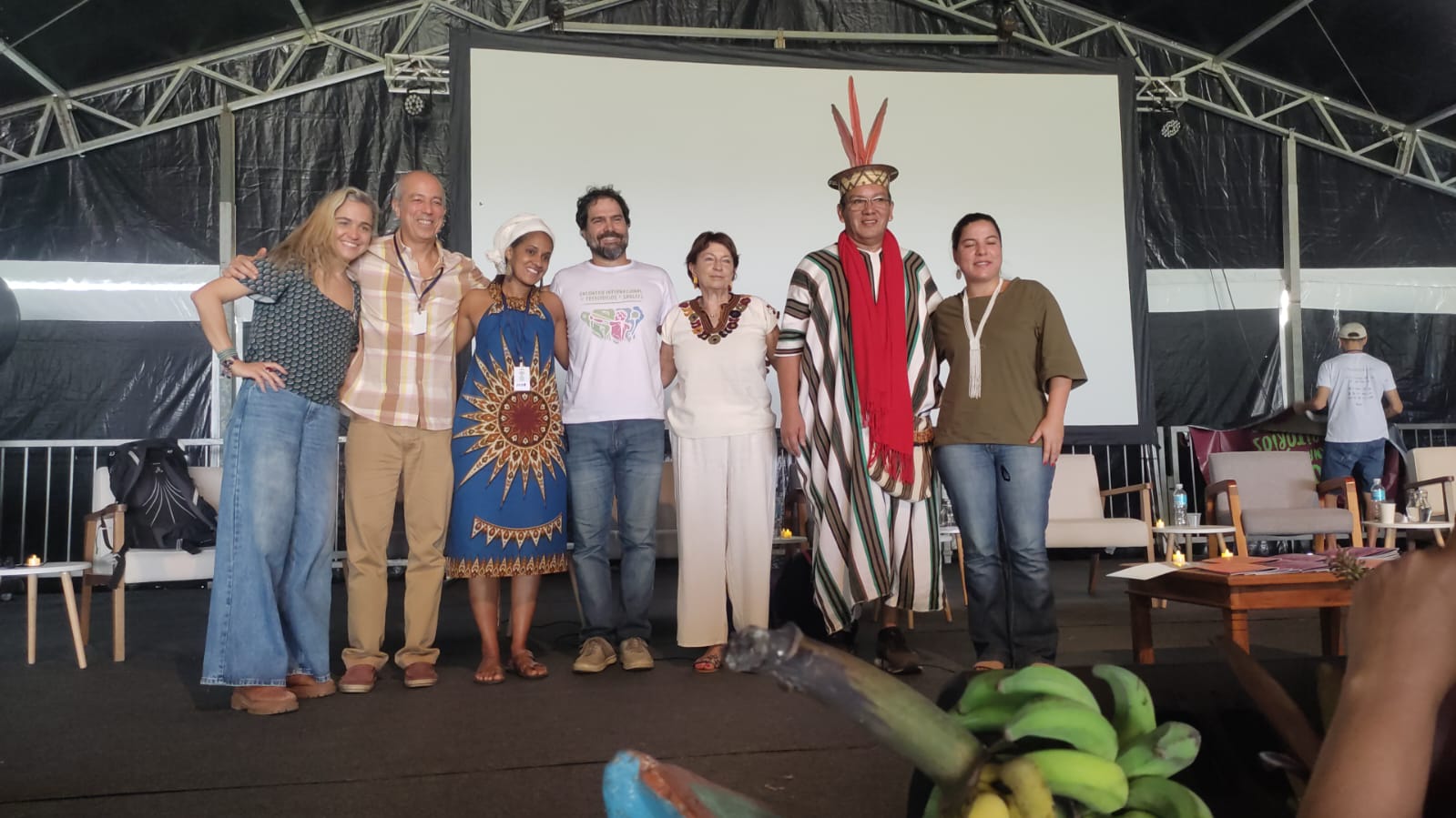 Renata Gracie com participantes de mesa "Emergências sanitárias, socioambientais e tecnológicas: mudanças climáticas e o futuro das comunidades tradicionais e comunidades periféricas urbanas"