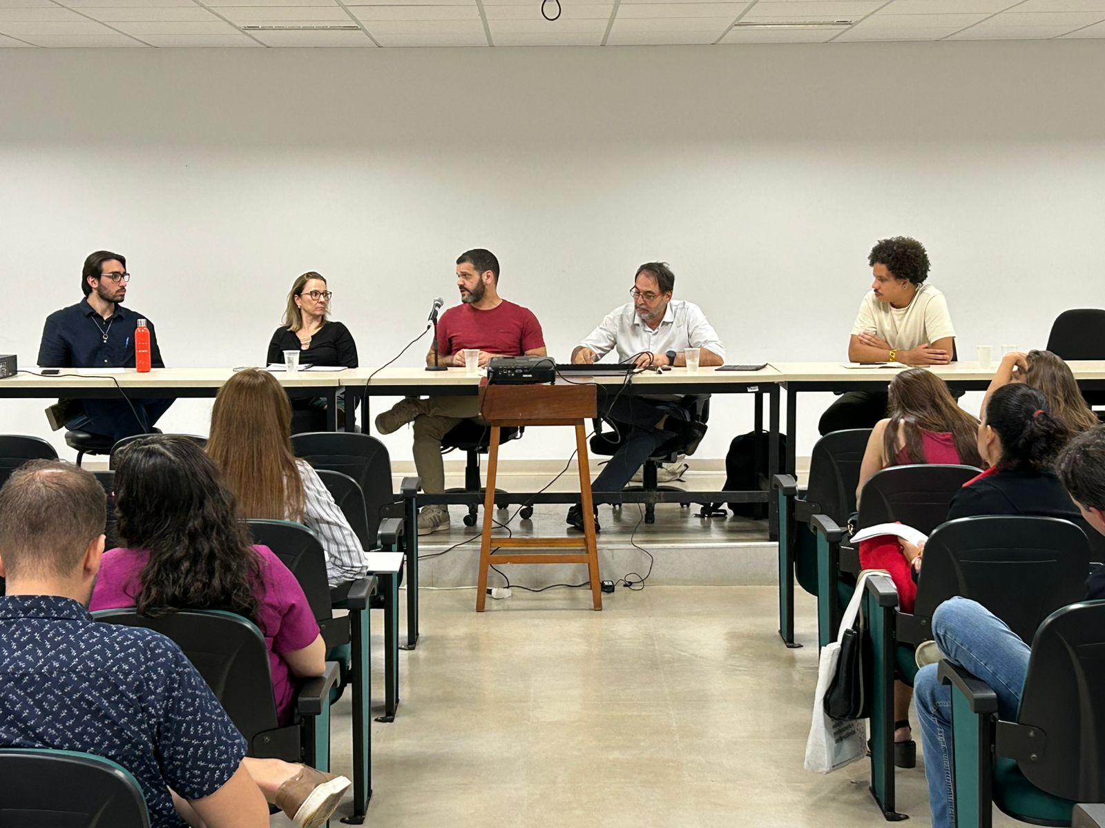 Diego Xavier, ao centro, em mesa sobre projetos e avanços em andamento