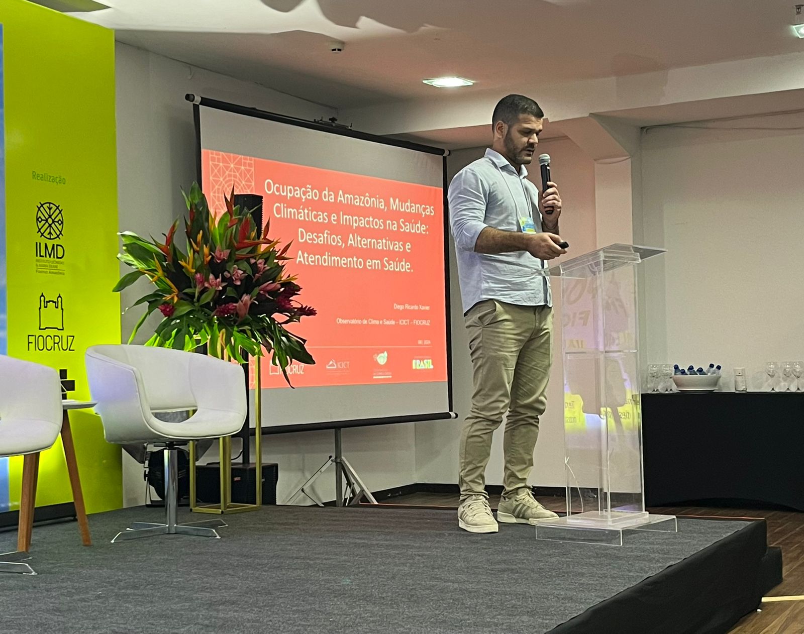 Diego Xavier em palestra do Abertura do V Encontro da Pós-Graduação do ILMD/Fiocruz Amazônia